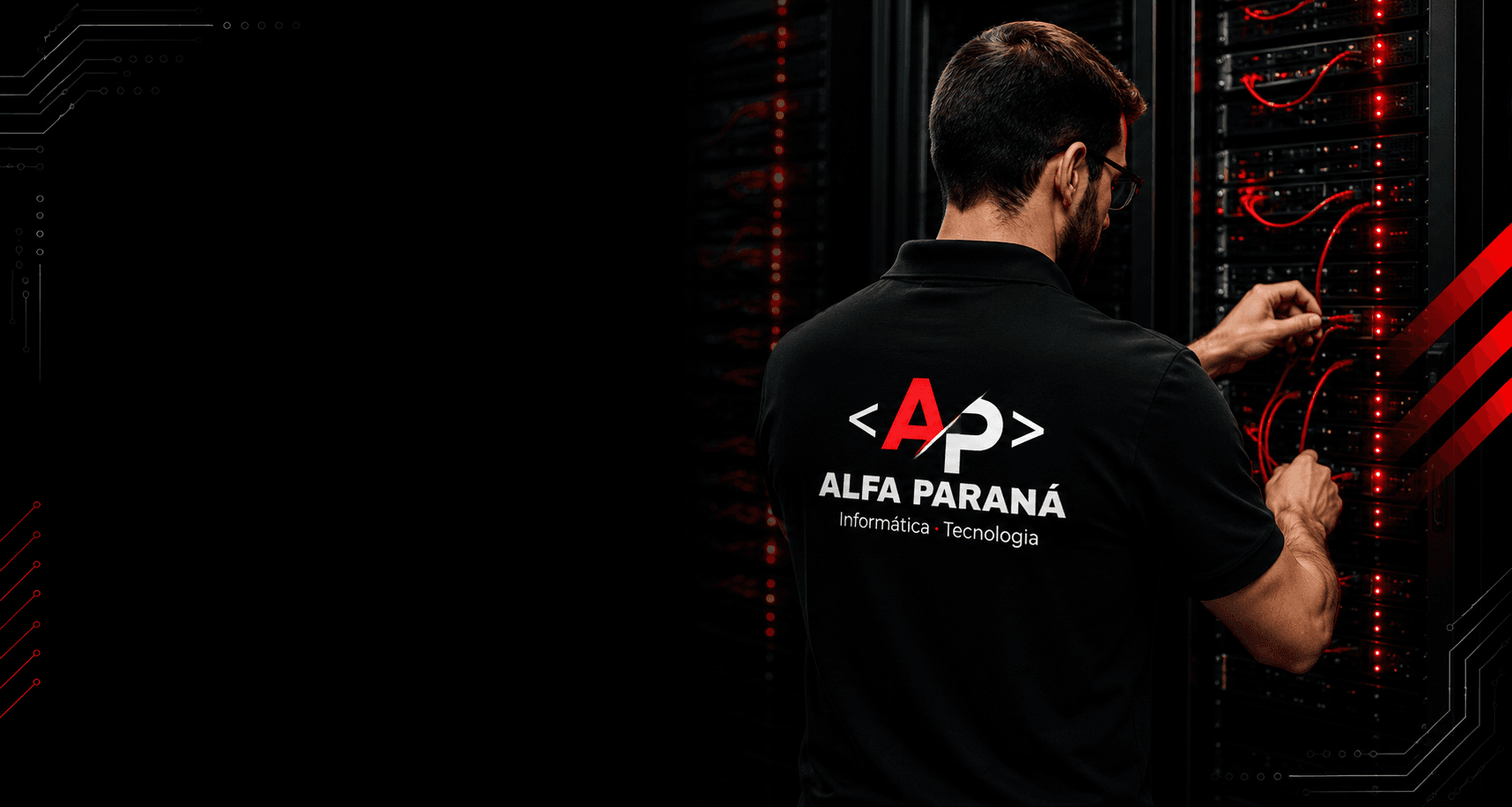 Técnico ALFA PARANÁ trabalhando em rack de servidores